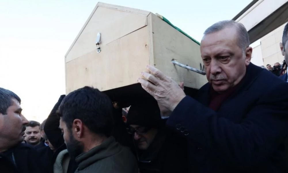 Τουρκία: Απίστευτος συνωστισμός σε κηδεία ιμάμη που πέθανε από κορονοϊό - Παρών και ο Ερντογάν